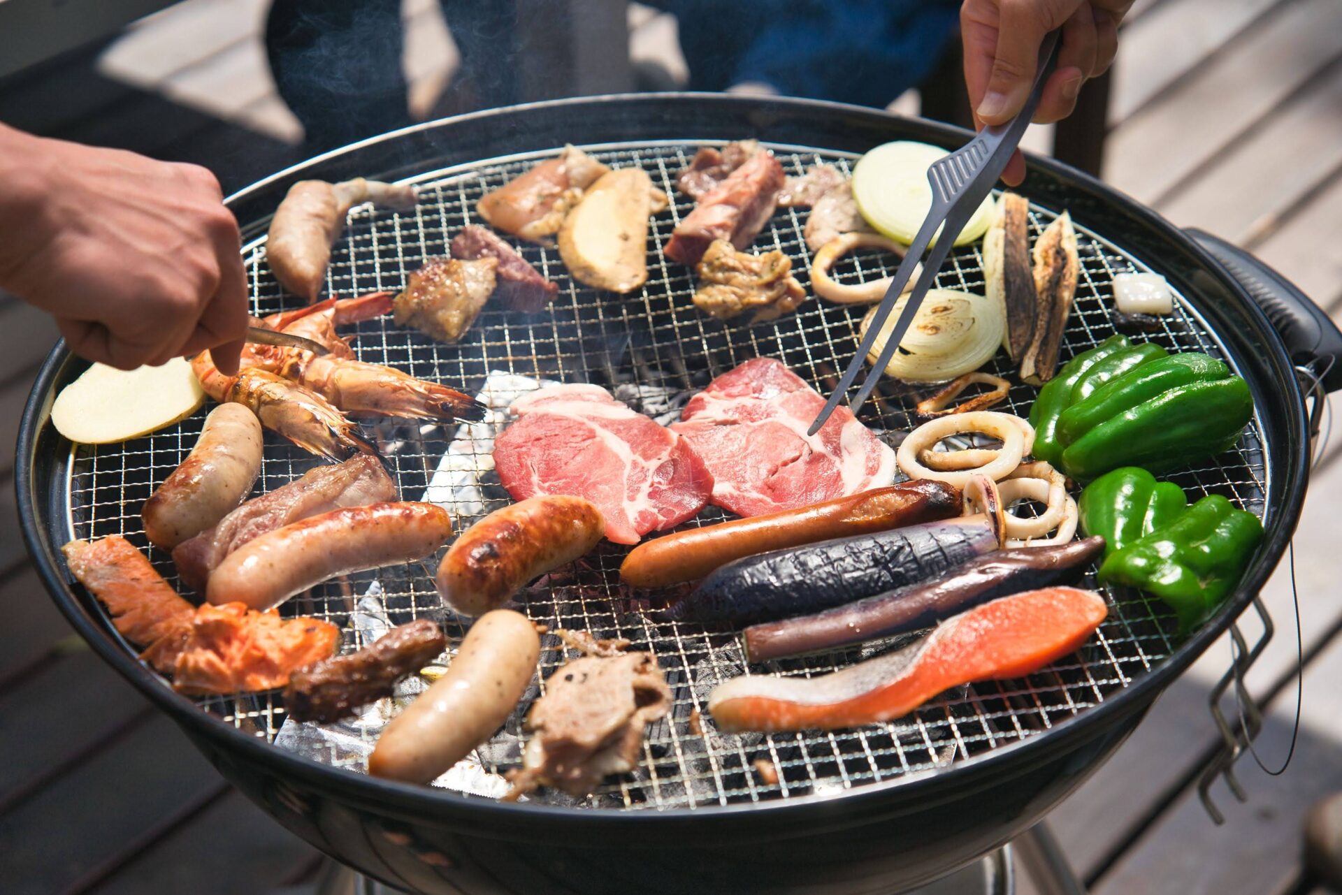BBQで焼いているお肉・海鮮・野菜